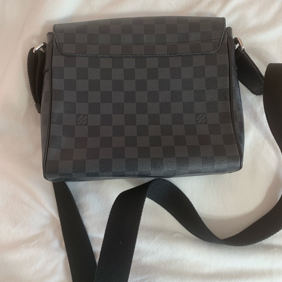 Louis Vuitton damier limited edition messenger bag - Picture 5 of 15